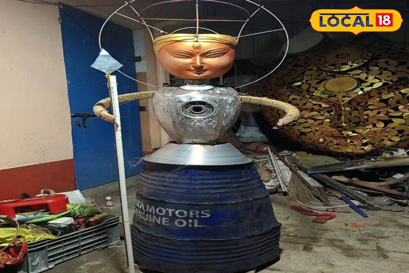 দুর্গাপুজো মানেই মণ্ডপে মণ্ডপে থিমের প্রতিযোগিতা। কোথাও ইতিহাস, কোথাও সামাজিক বার্তা, আবার কোথাও অভিনব শিল্পকলা। এবারে পশ্চিম মেদিনীপুর জেলার দাসপুরের চাঁদপুর নবোদয় সংঘ তাদের পুজোর থিম করেছে চেনা পুজো, অচেনা সৃষ্টি। ( ছবি ও তথ্য মিজানুর রহমান )