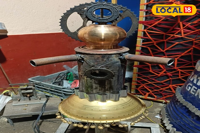 মণ্ডপের রূপায়ণের দায়িত্বে রয়েছেন শিল্পী প্রেমচাঁদ মুখোপাধ্যায়। তিনি জানিয়েছেন, ফেলে দেওয়া ও ভাঙা জিনিস দিয়ে তৈরি হবে এবারের সাজসজ্জা। ব্যবহৃত হচ্ছে ভাঙা লোহার টুকরো, পুরনো পিতল, মোটরসাইকেলের ভাঙা যন্ত্রাংশ, সাইকেলের অংশ, কাসার সামগ্রীসহ নানা জিনিস। এগুলোর সৃজনশীল ব্যবহারে তৈরি হবে এমন এক মণ্ডপ, যা একেবারেই নতুন অভিজ্ঞতা দেবে দর্শকদের। ( ছবি ও তথ্য মিজানুর রহমান )