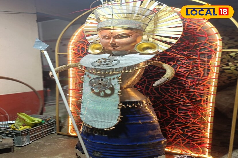 প্রেমচাঁদের কথায়, 'ভাঙা-চোরা জিনিসও নতুন রূপে অনন্য হয়ে উঠতে পারে। সেই বার্তাই আমরা দর্শকদের কাছে পৌঁছে দিতে চাই। এবারের সাজসজ্জা যে সকলের মন কেড়ে নেবে, তা নিয়ে আমি আশাবাদী।' ( ছবি ও তথ্য মিজানুর রহমান )