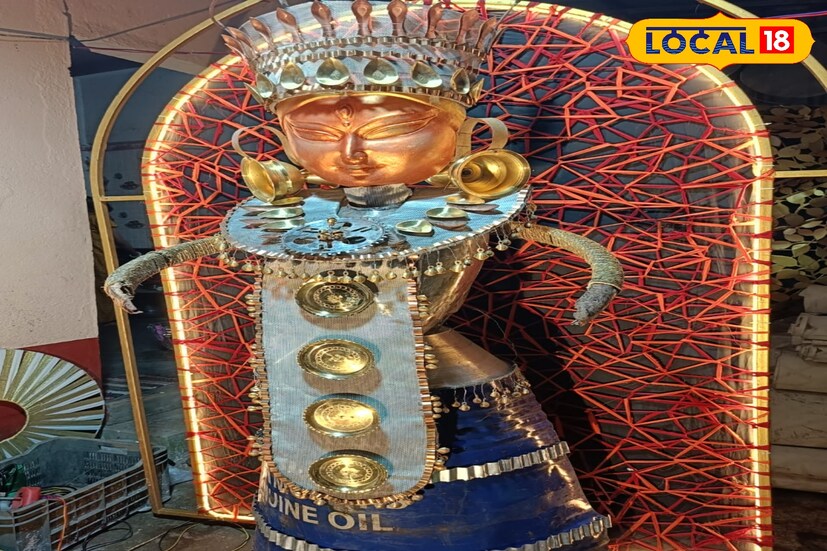 ফেলে দেওয়া জিনিস দিয়ে সৃষ্ট এই শিল্পকর্ম একদিকে যেমন দর্শকদের আকর্ষণ করবে, তেমনই পরিবেশবান্ধব বার্তাও পৌঁছে দেবে সমাজে। ( ছবি ও তথ্য মিজানুর রহমান )