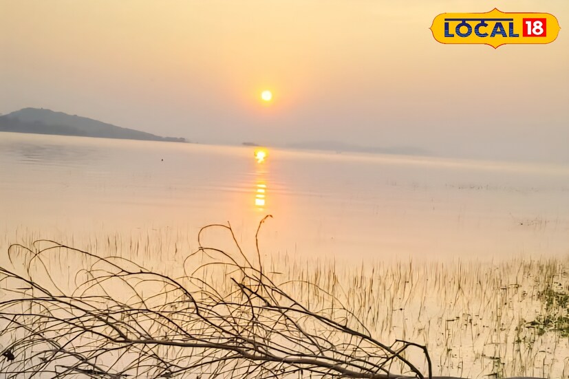 মাইথন ড্যাম পশ্চিমবঙ্গ আসানসোলের সন্নিকটে একটি জনপ্রিয় পর্যটন কেন্দ্র। শীতের সময় এই পর্যটন কেন্দ্রে কার্যত তিল ধারণের জায়গা থাকে না। আসানসোল শহর থেকে প্রায় ২২ কিলোমিটার দূরেই রয়েছে এই মাইথন ড্যাম। ছুটির দিনে পরিবার হোক বা বন্ধু-বান্ধবদের নিয়ে ঘুরে আসতে পারেন এই মাইথন ড্যামে। স্বাভাবিকভাবেই আপনার মন চনমনে হয়ে উঠবে। (ছবি ও তথ্য- রিন্টু পাঁজা)