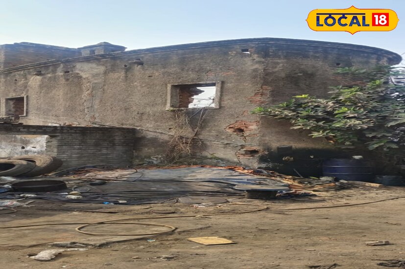 স্থানীয় সূত্রে জানা গিয়েছে, প্রায় ২০০ বছর আগে ওই বিশ্রামাগারটি নির্মাণ করেন দ্বারকানাথ ঠাকুর। ব্যবসায়ীক সুবাদে তিনি কলকাতা থেকে দুর্গাপুর হয়ে রানিগঞ্জ যাতায়াত করতেন গ্র্যান্ড ট্রাঙ্ক রোড হয়ে। যা বর্তমানে দুর্গাপুরে ১৯ নম্বর জাতীয় সড়ক নামে পরিচিত।( ছবি ও তথ্য: দীপিকা সরকার) 