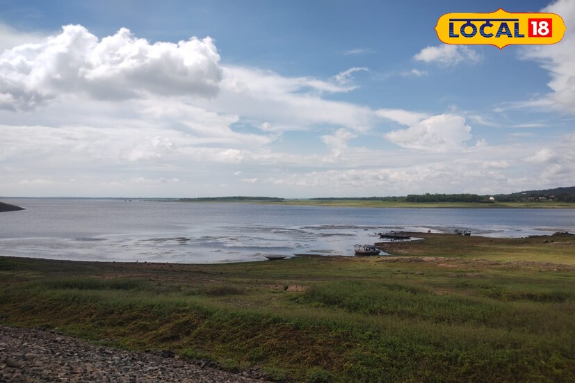 পুজোর আগে শরতের মুকুটমণিপুর। অসাধারণ সুন্দর, এবং মেঘের লুকোচুরি। প্যাঞ্জা তুলোর মত মেঘ আর নীল জল। 