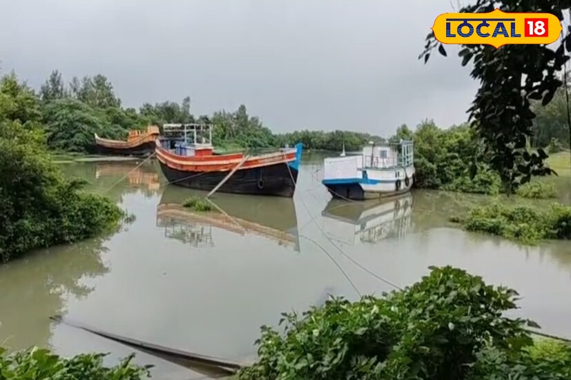 সূত্রের খবর গঙ্গাসাগরের মায়া গোয়ালিনী ঘাটে মাছ ধরার পর ৭ মৎস্যজীবীর দল ফিরে এসেছিল। এরপর সেখানে মাছ নামিয়ে আবারও তারা মাছ ধরার উদ্দেশে বের হয়েছিল। আর তারপরেই ঘটে এই ঘটনা।