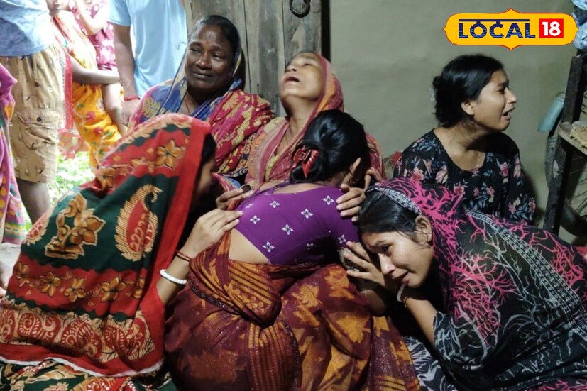 মা কালী নামে ট্রলার থেকে অসাবধানতাবশত পড়ে যায় ওই দুই মৎস্যজীবী। ওই মৎস্যজীবীদের সন্ধানে তল্লাশি চলছে। এই ঘটনার খবর মৎস্যজীবীদের বাড়িতে পৌঁছালে পরিবারের লোকজন কান্নায় ভেঙে পড়ে।