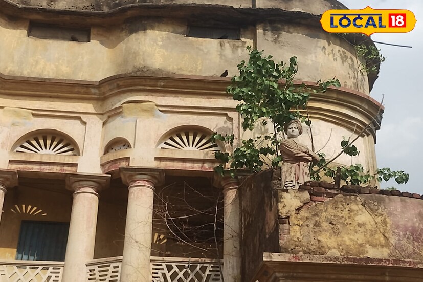 আজ সিনেমা হল চত্বর জুড়ে পড়ে রয়েছে আবর্জনা। বন্ধ হয়েছে সিনেমা হলের প্রত্যেকটি দরজা।ছবি ও তথ্য :নীলাঞ্জন বন্দ্যোপাধ্যায়