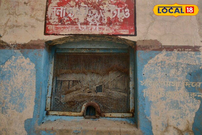 তারপর আগমন ঘটে ওটিটি প্লাটফর্ম গুলির। প্রত্যেকের হাতে হাতে ঘোরে অতি বুদ্ধিমান মুঠোফোন। সেই বুদ্ধিমান মুঠোফোন গুলির সাহায্যে ঘরের ভেতর বসেই দেখা যাচ্ছে সব সিনেমাগুলি। ছবি ও তথ্য :নীলাঞ্জন বন্দ্যোপাধ্যায়