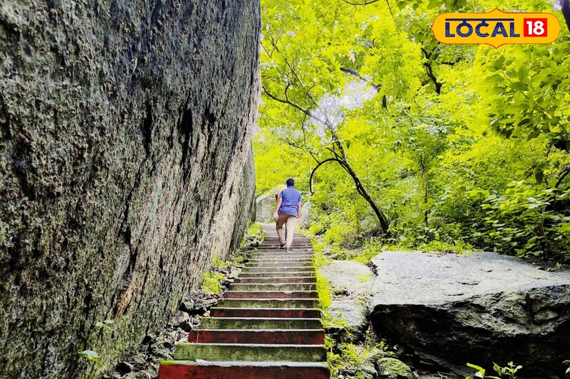 পাহাড়ের গায়ে প্রায় ৫০০-রও বেশি সিঁড়ি বেয়ে উঠলে পৌঁছে যাবেন পাহাড় চূড়োয়। উপরে উঠলেই চোখে পড়বে মনোমুগ্ধকর প্রাকৃতিক দৃশ্য, চারপাশে সবুজ উপত্যকা আর মেঘে ঢাকা আকাশ। যারা একটু অ্যাডভেঞ্চার পছন্দ করেন, তাদের জন্য এটি আদর্শ জায়গা। (ছবি ও তথ্য: শান্তনু দাস)