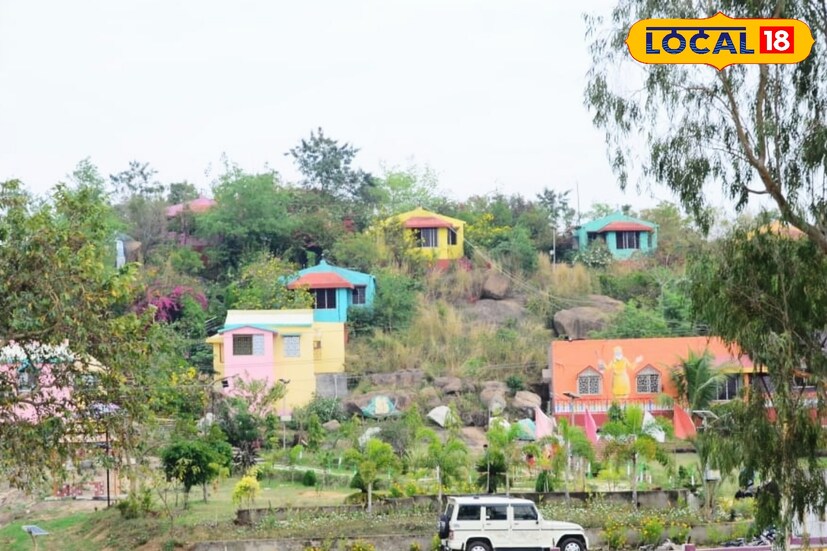 এই খাড়া পাহাড় জনপ্রিয় ট্রেকিং স্পট হলেও এখানে পর্যটকদের থাকার জায়গা ছিল না৷ বর্তমানে পুরুলিয়া জেলা প্রশাসন পর্যটন দফতরের অর্থে এখানে কটেজ তৈরি করে দেওয়ায় পর্যটকরা এখানে রাত কাটাতে পারেন। পাহাড়ের কোলে থাকা কটেজগুলো শাল ও পলাশ গাছ দ্বারা বেষ্টিত প্রকৃতির কোলে আধুনিক সুযোগ-সুবিধা সম্পন্ন। (ছবি ও তথ্য: শান্তনু দাস) 