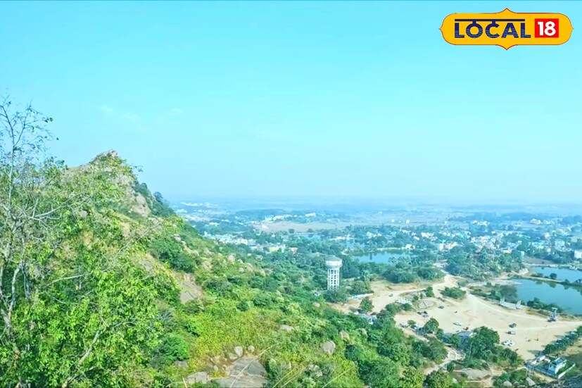 জয়চন্ডী পাহাড়, যার নাম শুনলেই মনে পড়ে যায় পাহাড় জঙ্গলে ঘেরা এক প্রাকৃতিক মনোরম পরিবেশ। কিন্তু বর্ষায় এই পাহাড় একেবারে বদলে যায়। পাহাড়ের গায়ে লতাপাতা, ঘাস আর গুল্মজঙ্গলের সবুজ চাদর যেন চোখ জুড়িয়ে দেয়। মাঝে মাঝে মেঘ নেমে আসে পাহাড়ের গায়ে, আর তখন পুরো এলাকা ঢেকে যায় কুয়াশার চাদরে। সবে মিলিয়ে এক অপার্থিব দৃশ্যে সেজে ওঠে এই পাহাড়। (ছবি ও তথ্য: শান্তনু দাস)
