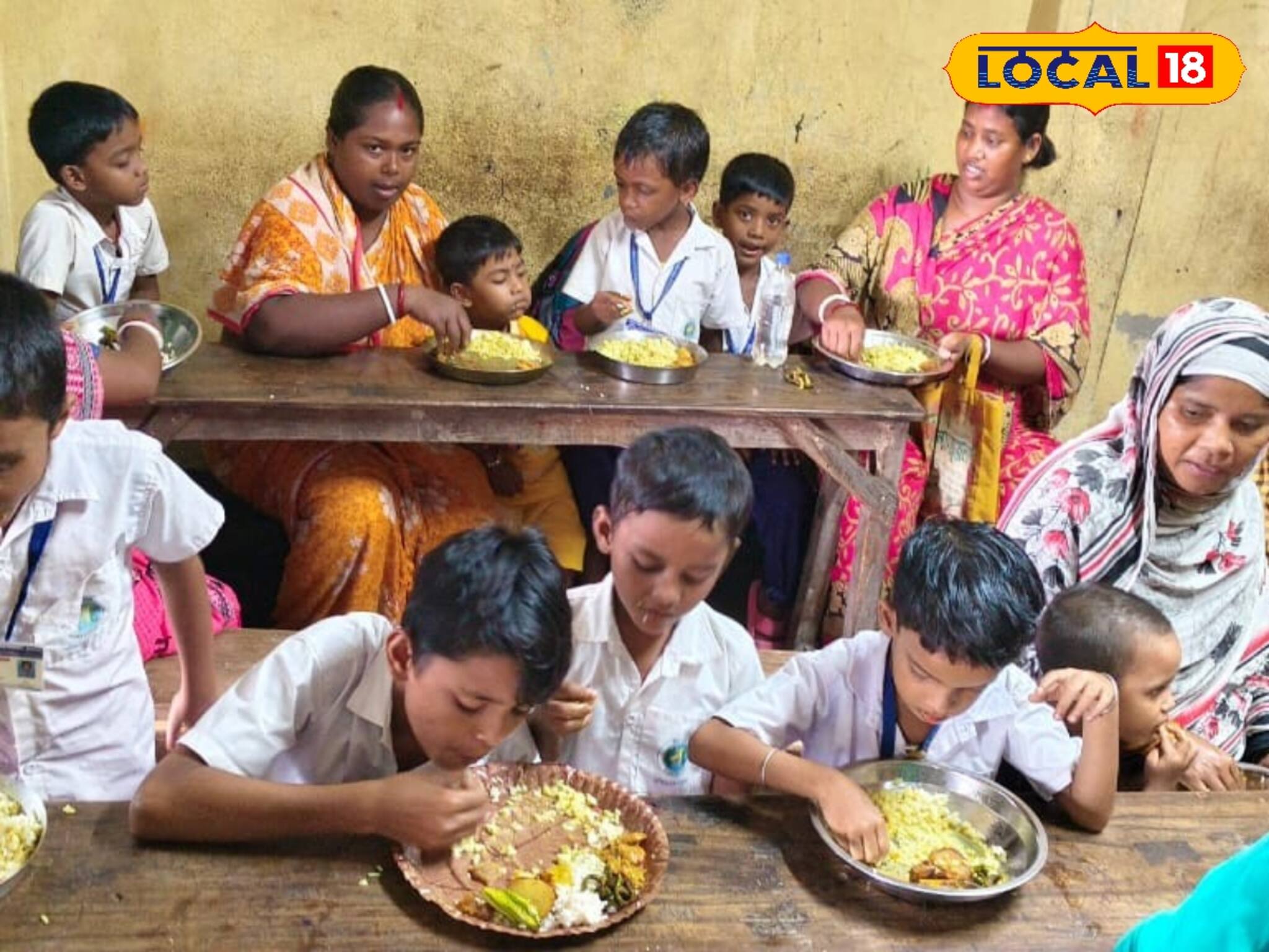 স্কুলের মিড ডে মিলে ইলিশ, চিংড়ি, পোনা! হাওড়ার স্কুলে 'অরন্ধন উৎসব',  চওড়া হাসি পড়ুয়াদের