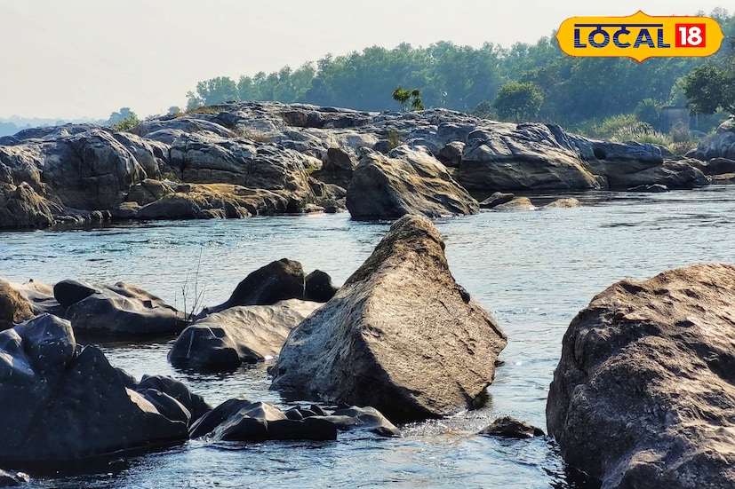 পুরুলিয়া জেলার মানবাজারের হাতিপাথর এখন একটি জনপ্রিয় পর্যটন কেন্দ্র। এই স্থানের প্রধান আকর্ষণ হল বিশালাকৃতির কিছু পাথর, যেগুলোর আকার অনেকটা হাতির মতো। ঠিক এই অনন্য বৈশিষ্ট্যের কারণেই জায়গাটির নাম হয়েছে ‘হাতিপাথর’। এই পর্যটন কেন্দ্র পুরুলিয়ার একটি অন্যতম সুন্দর পর্যটন কেন্দ্র, যা শান্ত ও মনোরম পরিবেশে সময় কাটাতে পর্যটকদের জন্য একটি আদর্শ স্থান। 