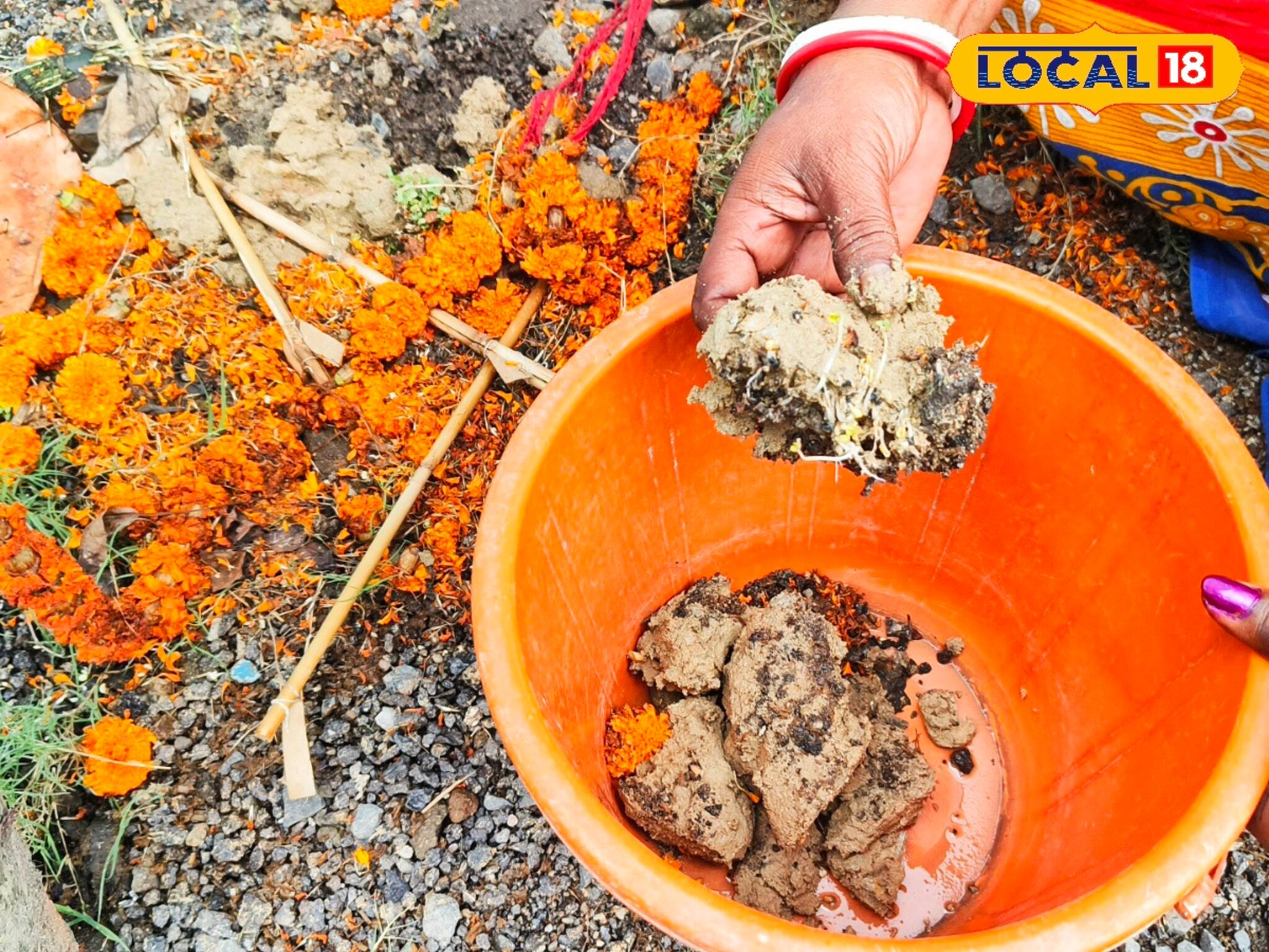 সমাজে তথাকথিত বঞ্চিত অবহেলিত লালবাতির এলাকার মহিলারাই এখানে আয়োজন করেন দুর্গাপুজোর
