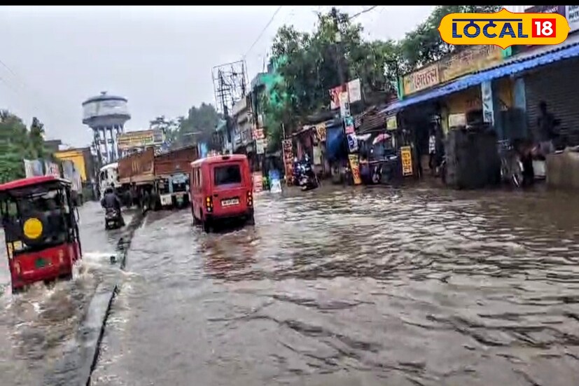 শহরের কেন্দুয়াডিহি থেকে শুরু করে ভৈরব স্থান এবং সতীঘাট প্রায় সর্বত্রই জলমগ্ন অবস্থা। আকস্মিক এমন বৃষ্টিতে অবাক বাসিন্দারা।[ছবি ও তথ্য: নীলাঞ্জন বন্দ্যোপাধ্যায়]