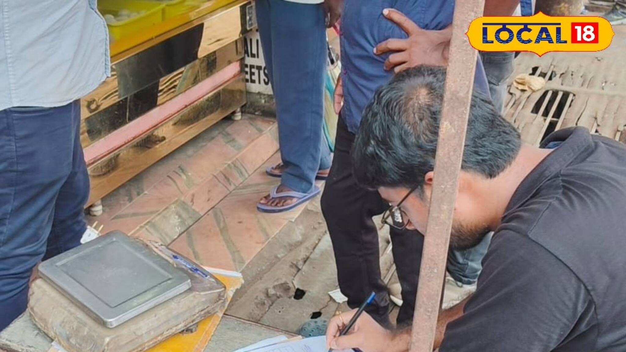 ওজনে কারচুপি ঠেকাতে সাত সকালে বাজারে হানা, দেখেই মুখ চুন ব্যবসায়ীদের