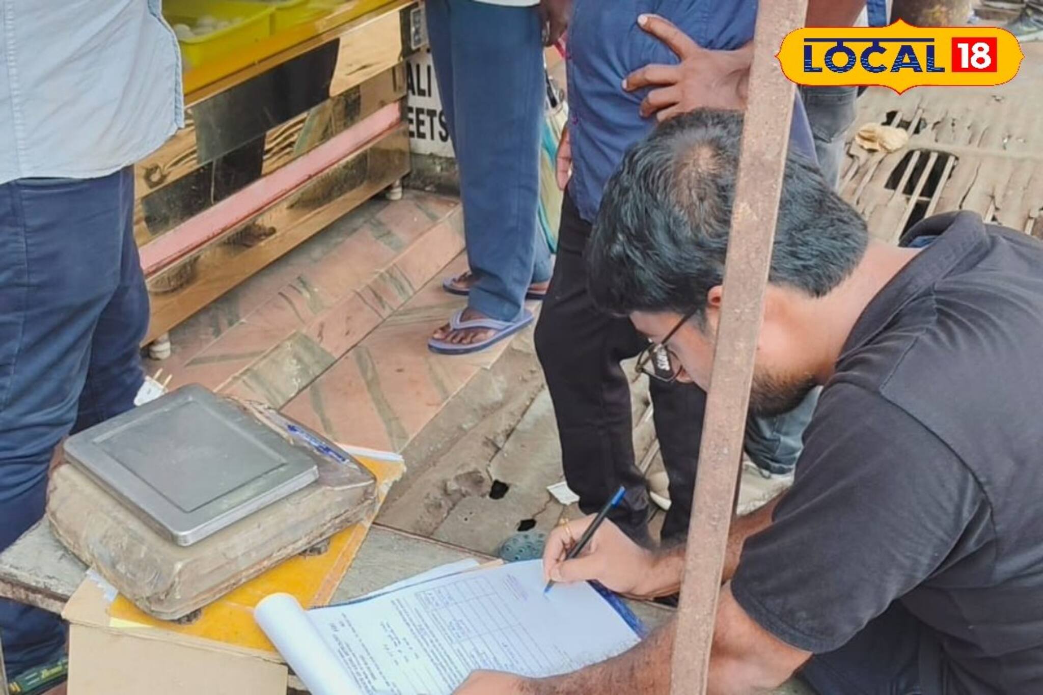 ওজনে কারচুপি ঠেকাতে সাত সকালে বাজারে হানা, দেখেই মুখ চুন ব্যবসায়ীদের