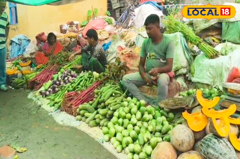 মালদহ শহরের রথবাড়ি দৈনিক বাজার থেকে শুরু করে গ্রামীন এলাকার বাজার। জেলার অধিকাংশ বাজারেই একই চিত্র। বিক্রেতাদের দাবি অতিবৃষ্টির জেরে এবার সবজি চাষে কোপ পড়েছে। তাছাড়া অধিকাংশ সবজি বাইরে থেকে আমদানি হচ্ছে। ফলে স্বাভাবিকভাবেই দাম বাড়ছে। (ছবি ও তথ্য: জিএম মোমিন)
