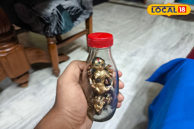 শিল্পীর শিল্প সত্তা ফুটে উঠেছে এই বোতল আর্টের মাধ্যমে। বাঁকুড়ার জুনবেদিয়ার বাসিন্দা ইন্দ্রনীল চট্টোপাধ্যায় জানান, 