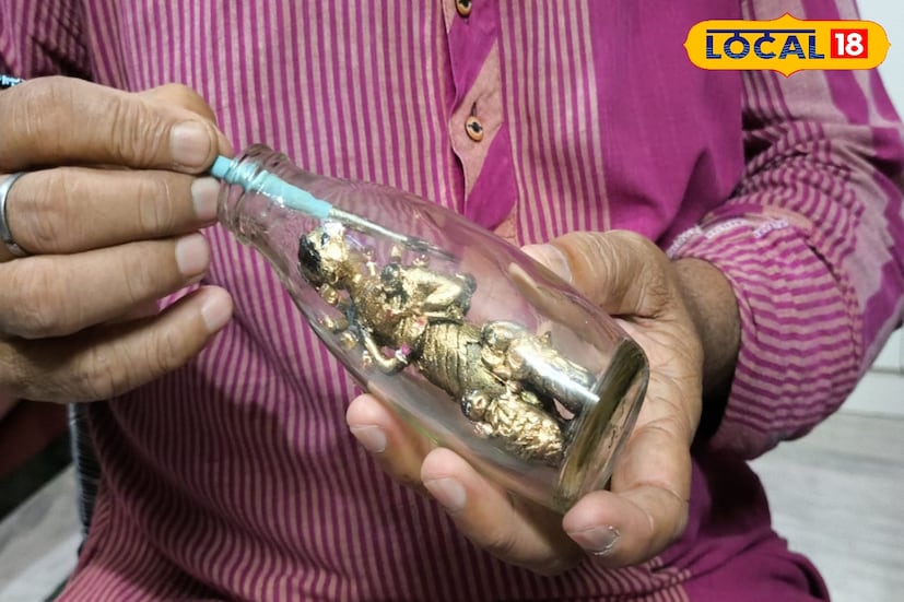 প্রথম কাচের বোতল তৈরি হয় ১৫০০ খ্রিস্টপূর্বাব্দে। এই বোতল বিভিন্ন কাজে ব্যবহার করা হলেও বাঁকুড়ার এক ব্যক্তি, কাচের বোতল নিয়ে করছেন শৈল্পিক বিপ্লব।ছবি ও তথ্য: নীলাঞ্জন বন্দোপাধ্যায়