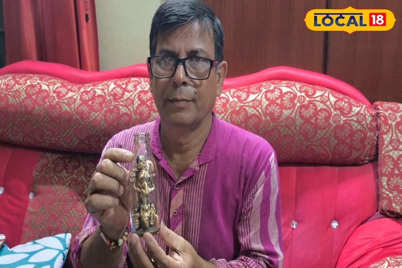 বাঁকুড়ার শিল্পী ইন্দ্রনীল চট্টোপাধ্যায় জানান একটি ছোট্ট বোতলের ফুটো দিয়ে, একটু একটু করে মাটি ঢুকিয়ে তৈরি করা হয় মূর্তিটি। মূর্তিটি শুরু হয় পা থেকে, পা থেকে মাথা পর্যন্ত মাপ বুঝে বুঝে শিল্পী কে তৈরি করতে হয়েছে ধৈর্য ধরে।ছবি ও তথ্য: নীলাঞ্জন বন্দোপাধ্যায়