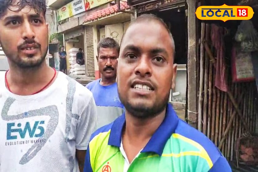 স্থানীয় বাসিন্দা অরুণ খারওয়া বলেন, আমরা নর্দমা থেকে বারবার শিশুট কান্নার আওয়াজ শুনতে পাচ্ছিলাম। সন্দেহ হতেই মর্দমাতে খোঁজাখুঁজি করতেই একটি প্লাস্টিকের প্যাকেট মেলে। তাতে একটা সদ্যজাত পুত্র শিশু সন্তান ছিল।পুলিশে খবর দিলে পুলিশ নিয়ে যায় শিশুটিকে( ছবি ও তথ্য : দীপিকা সরকার)