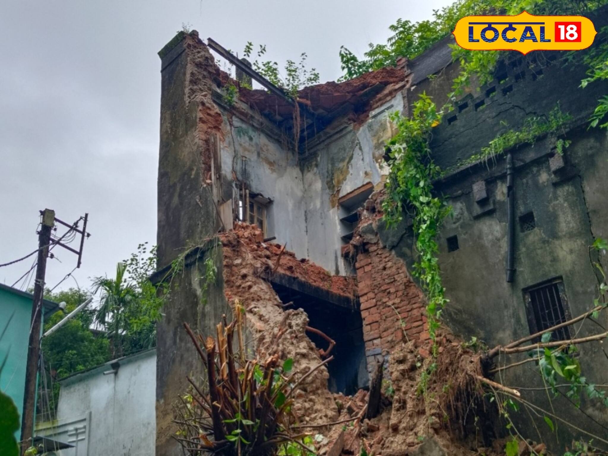 হঠাৎ ভেঙে পড়ল ৩০০ বছরের প্রাচীন বাড়ি, ভয়ঙ্কর আতঙ্ক এলাকায়