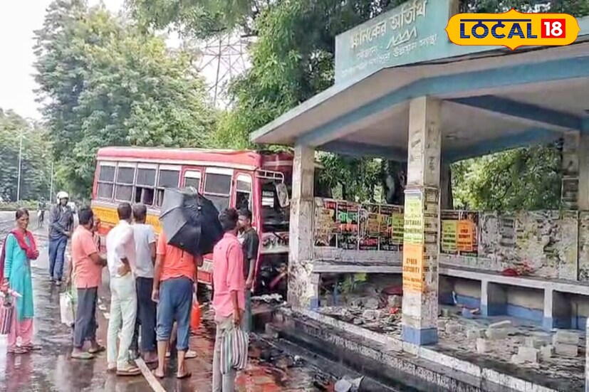 বাসটি সিটিসেন্টারের মহকুমা শাসকের ভবনের সামনে দিয়ে যাওয়ার সময় নিয়ন্ত্রণ হারিয়ে ফেলেন অসুস্থ চালক। বাসটি দ্রুত গতিতে থাকায় প্রায় ৫০ মিটারের মত বেসামাল হয়ে চলতে থাকে। (ছবি ও তথ্য : দীপিকা সরকার)