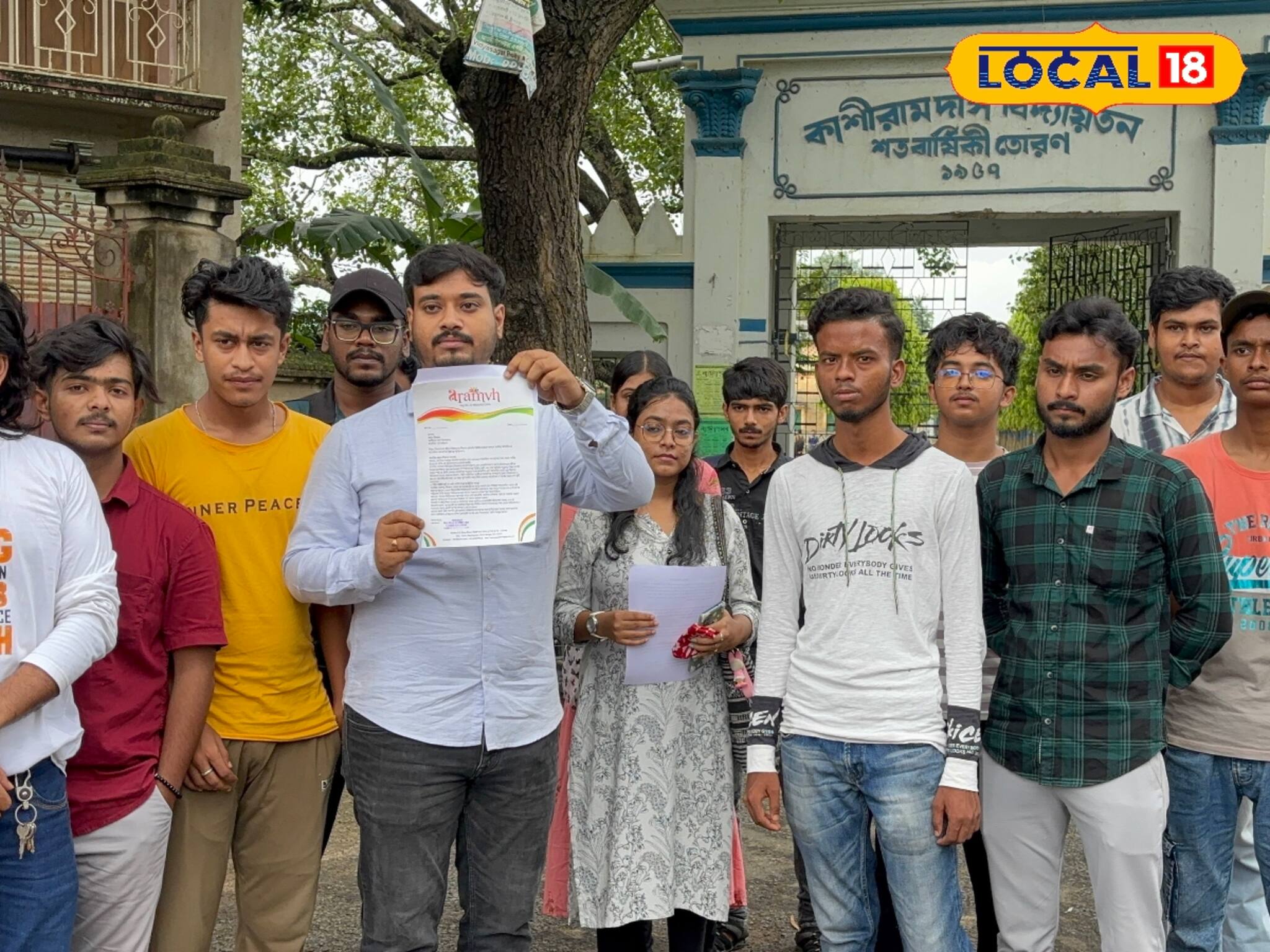 নাবালিকা ছাত্রীকে নিজের গোপন ছবি পাঠিয়ে ঘনিষ্ঠতার প্রস্তাব! কাটোয়ায় ফাঁস ভিডিও, চ্যাট