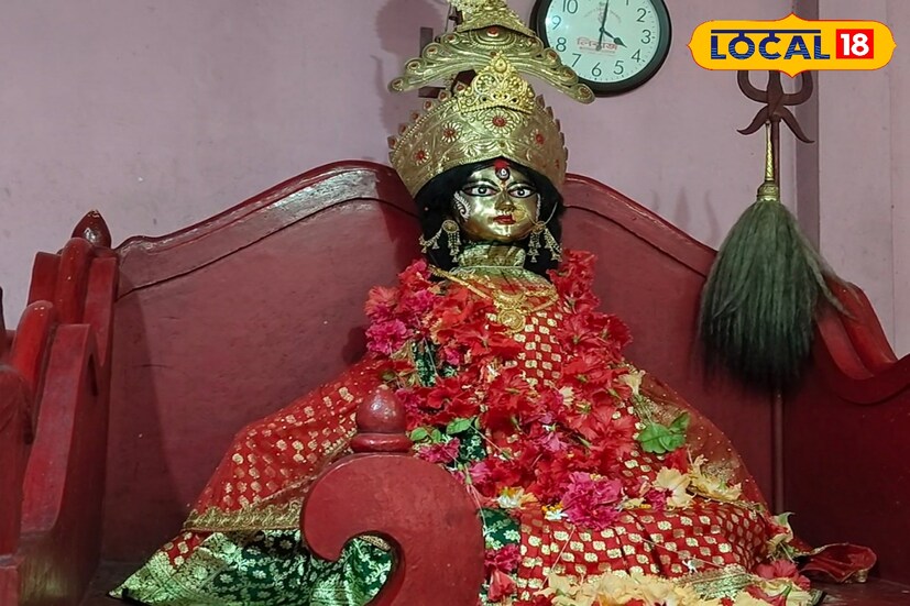 নবগ্রাম, তন্ময় মন্ডল: মুর্শিদাবাদ নাম শুনলেই যেন চোখের সামনে ভেসে ওঠে প্রাচীন বাংলার নবাবী আমল। তবে শুধু ঐতিহাসিক দিক থেকেই নয়, পৌরাণিক দিক থেকে থেকেও এই জেলার গুরুত্ব অসীম। এই জেলাতেই রয়েছে ৫১ সতীপীঠের অন্যতম কিরীটেশ্বরী মন্দির। মা কিরীটেশ্বরী এখানে দক্ষিণাকালী ধ্যানে পুজিতা হন।  নবগ্রাম, তন্ময় মন্ডল: মুর্শিদাবাদ নাম শুনলেই যেন চোখের সামনে ভেসে ওঠে প্রাচীন বাংলার নবাবী আমল। তবে শুধু ঐতিহাসিক দিক থেকেই নয়, পৌরাণিক দিক থেকে থেকেও এই জেলার গুরুত্ব অসীম। এই জেলাতেই রয়েছে ৫১ সতীপীঠের অন্যতম কিরীটেশ্বরী মন্দির। মা কিরীটেশ্বরী এখানে দক্ষিণাকালী ধ্যানে পুজিতা হন।