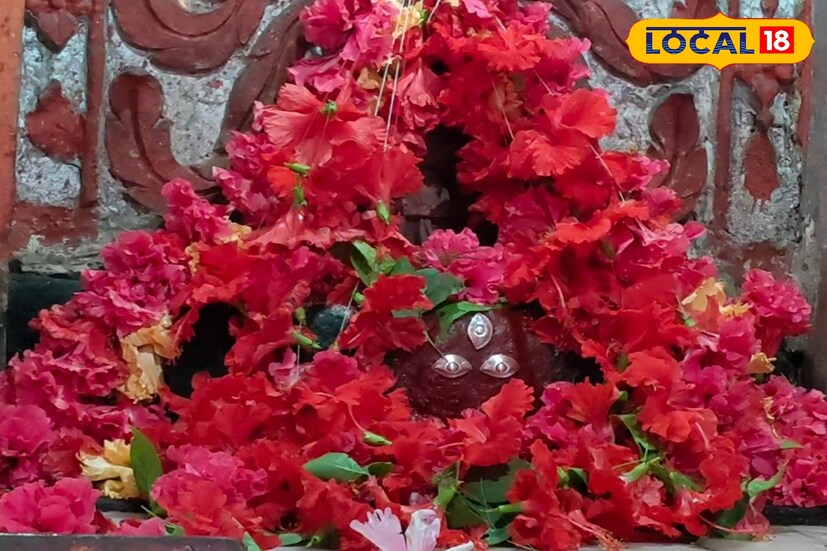 কিরীট কথাটি এসেছে করোটি বা মাথার খুলি থেকে। আর সেই করোটির টুকরো আছে বলেই নাম হয়েছে কিরীটী। সেখান থেকে নামকরণ কিরীটেশ্বরী। মন্দিরের প্রতিষ্ঠা ও পরবর্তী সময়ে সংস্কারের বিষয়েও নানা তথ্য উঠে এল দিলীপবাবুর কথা থেকে। 