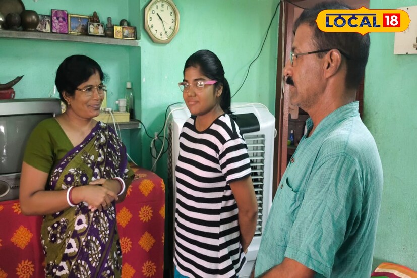 নিজের স্বামীকে সাহায্য করা থেকে শুরু করে পরিবারের সকলের খেয়াল রাখা, কোনও কিছুতেই খামতি নেই তাঁর। বৃদ্ধ শশুর, স্বামী এবং কন্যার সঙ্গে ইশারাতেই চলে নিস্তব্ধ বাক্যালাপ এবং হাসি-কান্না। 