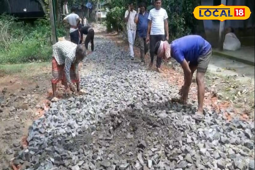 দীর্ঘদিন ধরে গোটা রাস্তা বেহাল অবস্থায় ছিল। অবশেষে নতুন রাস্তা তৈরির কাজ শুরু হওয়ায় খুশি এলাকাবাসী। নদিয়ার ফুলিয়ার চটকাতলা সংলগ্ন এলাকায় রাস্তার অবস্থা দীর্ঘদিন ধরে বেহাল ছিল। তার উপর বর্ষাকালে একটানা বৃষ্টি হওয়ায় পরিস্থিতি আরও ভয়ানক হয়ে ওঠে।[ছবি ও তথ্য: মৈনাক দেবনাথ]