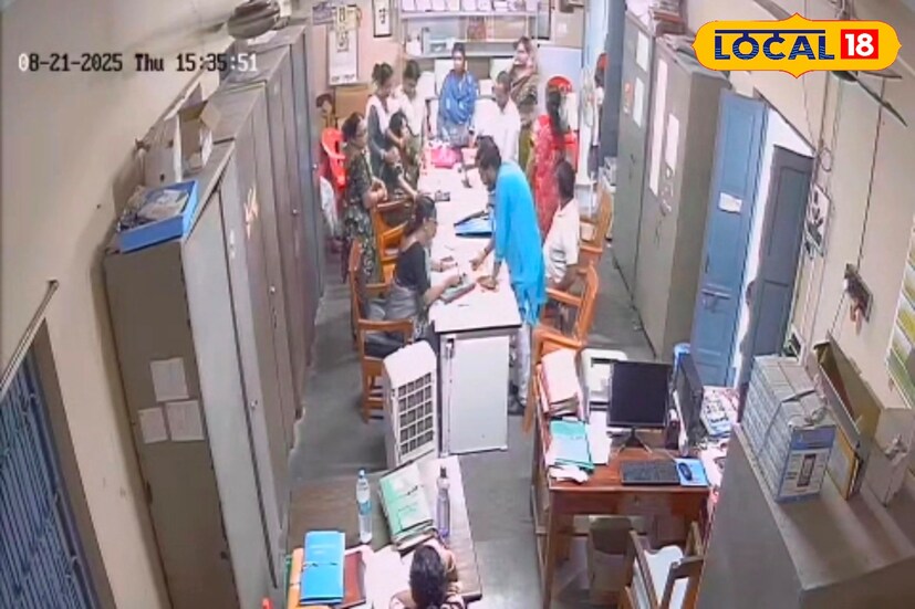 এর পরেই ওই শিক্ষিকা দ্বারস্থ হন স্কুলের পরিচালন সমিতির সভাপতির কাছে। এ দিন বিকাল ৪টা নাগাদ পরিচালন সমিতির সদস্যদের নিয়ে স্কুলে যান ওই শিক্ষিকা। অভিযোগ, এরপরই স্কুলে গিয়ে সভাপতি সুবোধ রায় ভারপ্রাপ্ত প্রধান শিক্ষিকার সঙ্গে তর্কাতর্কিতে জড়িয়ে পড়েন। (ছবি ও তথ্য: জিএম মোমিন)