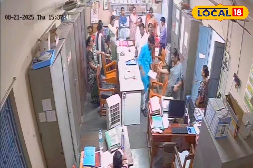 ভারপ্রাপ্ত প্রধান শিক্ষিকা ঝুম্পা মজুমদার বলেন,“সবাই একসঙ্গে ছুটি নিলে স্কুল কী ভাবে চলবে, তাই ওই শিক্ষিকাকে ছুটি দেওয়া হয়নি। এতে সভাপতি স্কুলে এসে অনেক কথায় বলেন। সিসি ক্যামেরার ফুটেজে সব আছে। শিক্ষা দফতরে জানান হয়েছে।” (ছবি ও তথ্য: জিএম মোমিন)