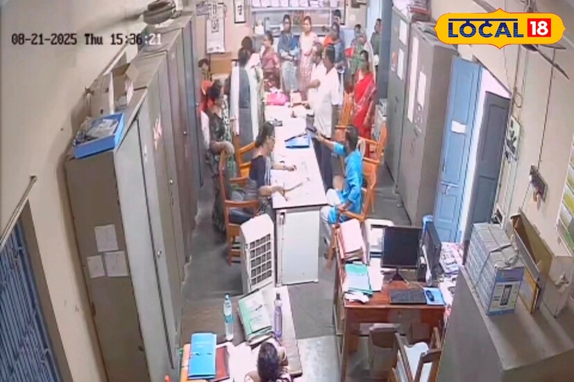 ভারপ্রাপ্ত প্রধান শিক্ষিকার কাছে আবেদন করে মেলেনি ছুটি। সেই ছুটি নিয়েই স্কুলের ভারপ্রাপ্ত প্রধান শিক্ষিকার সঙ্গে বাকবিতণ্ডায় জড়ালেন সেই স্কুলের পরিচালন সমিতির সভাপতি। আর এই ঘটনার সিসিটিভি ফুটেজ সামাজিক মাধ্যমে ছড়িয়ে পড়তেই হইচই ছড়িয়ে পড়ে এলাকা জুড়ে। (ছবি ও তথ্য: জিএম মোমিন)