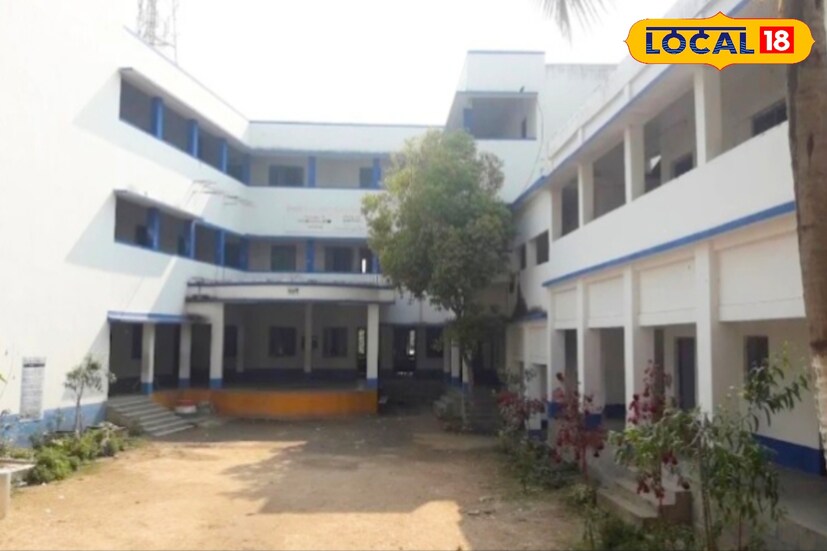 মালদহের হবিবপুর ব্লকের বুলবুলচণ্ডী আরএনরায় গার্লস হাই স্কুলের শিক্ষিকাদের রুমের এমনই ঘটনার জেরে প্রশ্ন উঠছে জেলার শিক্ষা ব্যবস্থা নিয়ে। স্কুল কর্তৃপক্ষের দাবি, এক শিক্ষিকা এ দিন ছুটি চান। তাতে আপত্তি জানান ভারপ্রাপ্ত প্রধান শিক্ষিকা ঝুম্পা মজুমদার। (ছবি ও তথ্য: জিএম মোমিন)
