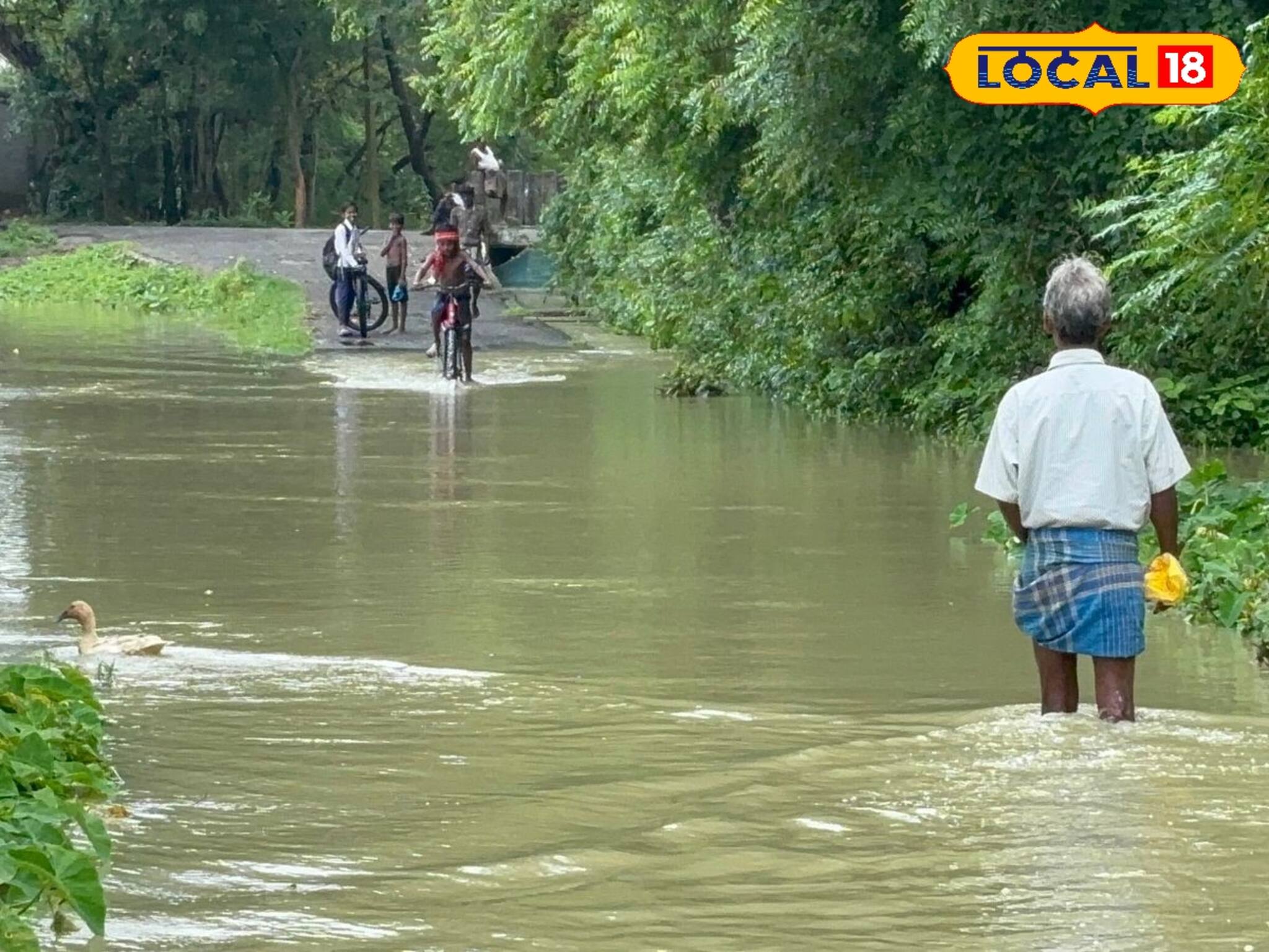 জলের তলায় গোটা গ্রাম, ভাসছে রাস্তা