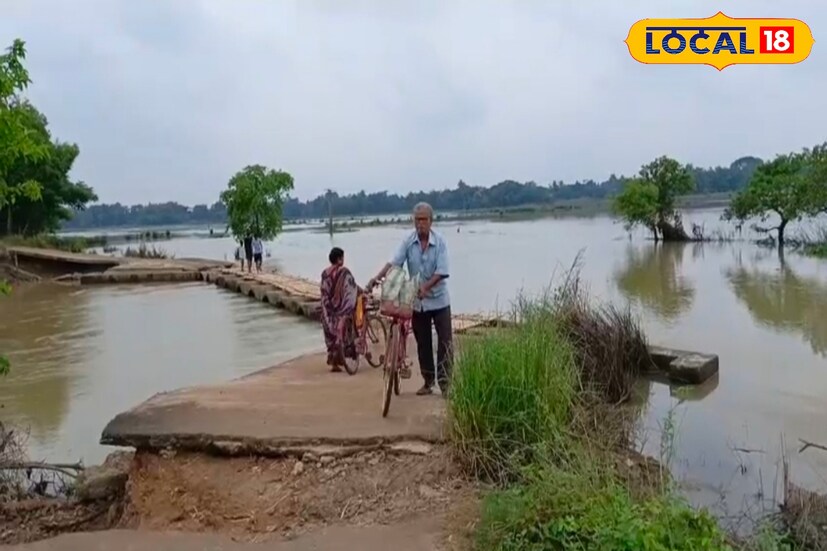পশ্চিম মেদিনীপুর, মিজানুর রহমানঃ ঘাটাল এলাকায় বর্ষাকাল এলেই নেমে আসে বন্যার ভয়। দিনের পর দিন বন্যার জলে ডুবে থাকে গ্রামীণ রাস্তাঘাট। সেই জল পেরিয়েই স্কুল পড়ুয়া থেকে সাধারণ মানুষকে যাতায়াত করতে হয়। 
