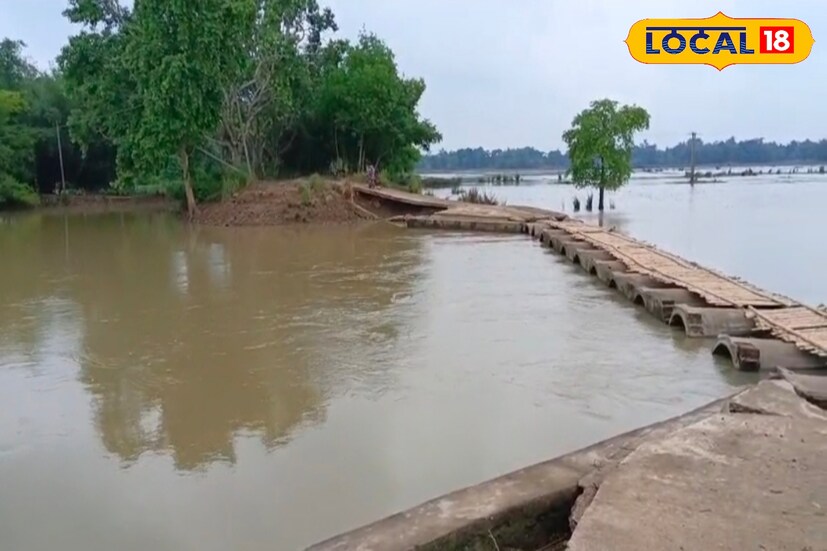 অজবনগর ১ নম্বর গ্রাম পঞ্চায়েতের ভাঙাদহ এলাকায় রাস্তা ভেঙে যাওয়ায় বাঁশের মাচা তৈরি করা হয়েছে। সেই মাচা দিয়েই প্রতিদিন ঝুঁকি নিয়ে পারাপার করছেন সাধারণ মানুষ। একাধিক গ্রামের মানুষ, স্কুল-কলেজ পড়ুয়ারাও এর উপর নির্ভরশীল। একটু এদিক-ওদিক হলেই ঘটতে পারে বড় দুর্ঘটনা। (ছবি ও তথ্যঃ মিজানুর রহমান )