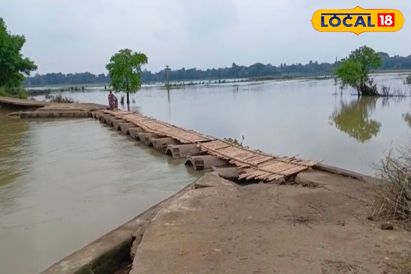 স্থানীয় বাসিন্দারা বলছেন, 'এভাবেই যাতায়াত করছি। এটা ঝুঁকির। বন্যার সময় কষ্ট হয়। এখন রাস্তাও বন্যার জলে খারাপ হয়ে গিয়েছে। আমরা চাই, রাস্তাটা ভাল করে মেরামত করা হোক'। (ছবি ও তথ্যঃ মিজানুর রহমান )