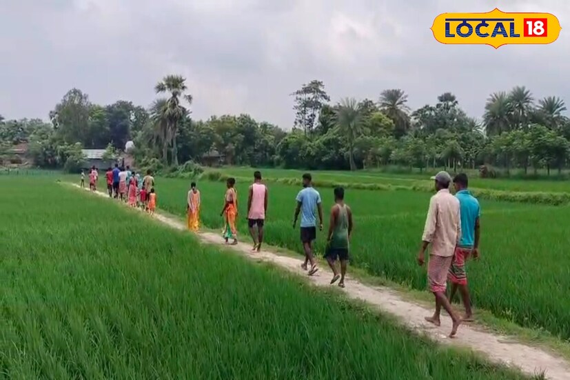 প্রাক্তন পঞ্চায়েত সদস্য জ্যোৎস্না সরেন বলেন, আমি পঞ্চায়েত সদস্য থাকাকালীন গ্রামবাসীদের সহযোগিতা নিয়ে কিছুটা রাস্তা কিনেছি নিজেরাই চাঁদা তুলে। তবে সমস্যা থেকেই গিয়েছে। কারণ এক ব্যক্তি জমি বিক্রি করতে রাজি হচ্ছেন না। আমরা প্রশাসনের কাছে বহুবার বিষয়টি জানিয়েছি। (ছবি ও তথ্য: জিএম মোমিন)
