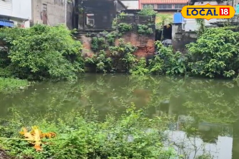 বিষ্ণুপুরের পোড়ামাটি হাটের কাছে একটি জায়গায় এভাবেই জল জমে আছে। সেখানে মশারা বংশবিস্তার করছে। পাশ দিয়ে যাচ্ছেন স্কুল পড়ুয়া সহ পর্যটকরা। (ছবি ও তথ্যঃ অনিকেত বাউরী)