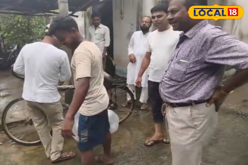 বিষ্ণুপুর পৌরসভার জনস্বাস্থ্য কারিগরি দফতরের আধিকারিক জানান, শহরের প্রত্যেকটি বদ্ধ জলাশয়ে গাপ্পি মাছ ছাড়া হবে। প্রথম দফায় ২৫ হাজার, দ্বিতীয় দফায় আরও ২৫ হাজার গাপ্পি মাছ ছাড়া হবে বলে জানিয়েছেন জনস্বাস্থ্য কারিগরি দফতরের আধিকারিক তুহিন শুভ্র কুন্ডু। (ছবি ও তথ্যঃ অনিকেত বাউরী)