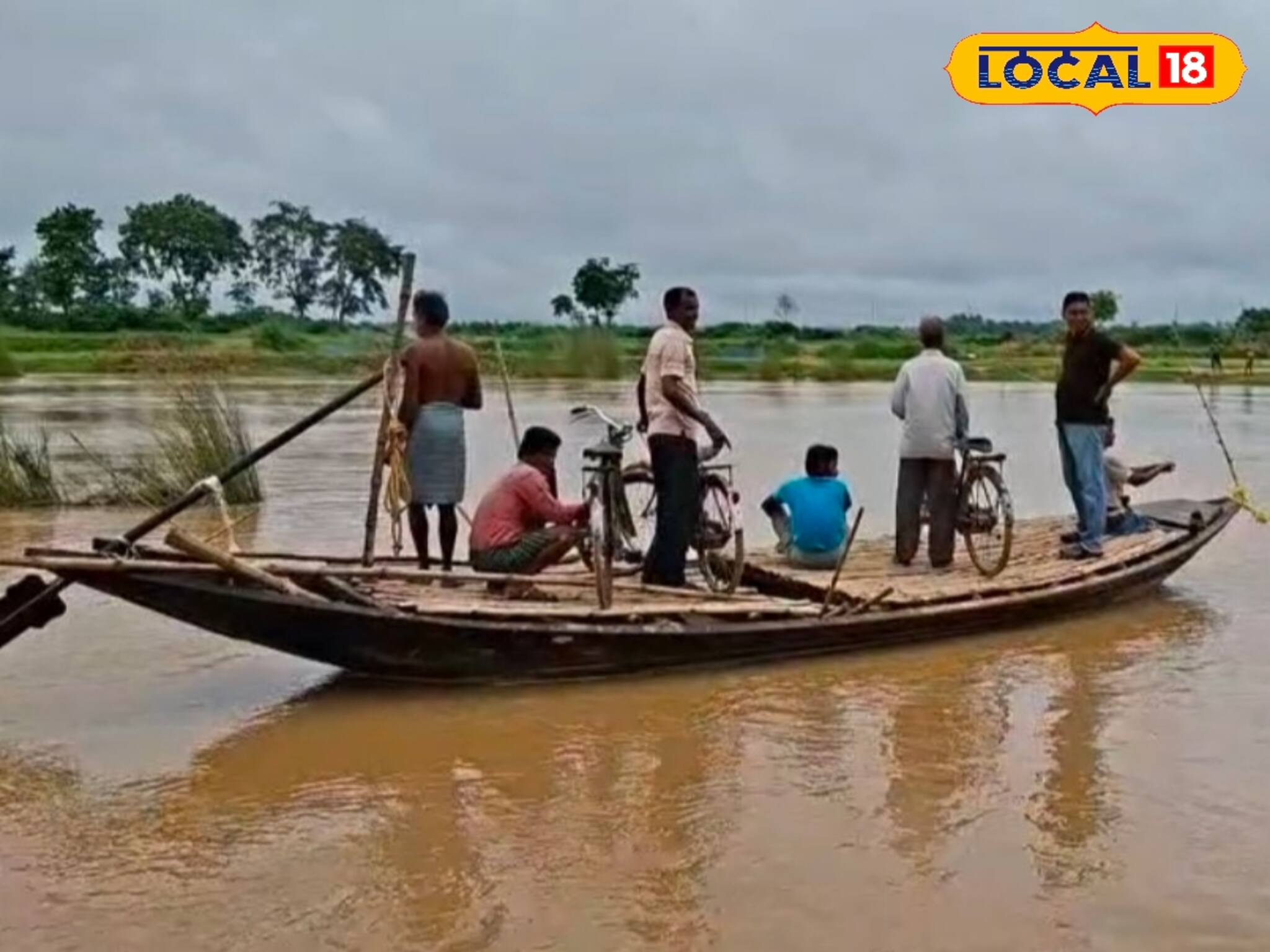 বাস-অটোর জায়গা নিয়েছে নৌকা! টানা বৃষ্টিতে পরিবহণের ভোলবদল