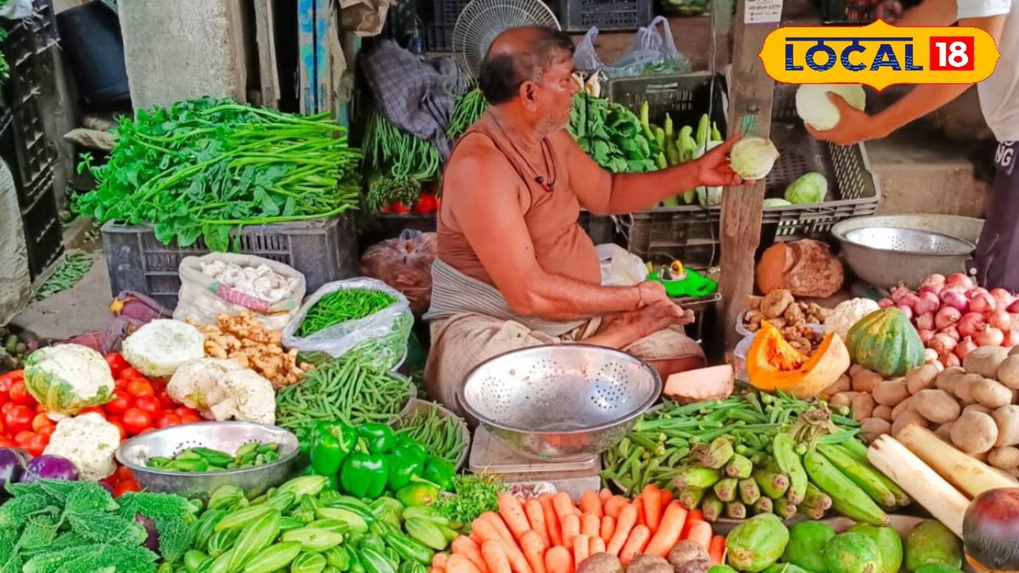 অতি বৃষ্টিতে ভাসছে মাঠ-জমি, শাক-সবজির আগুন দাম! আলু-পটল-ঝিঙে কততে মিলবে রবিবারের বাজারে?