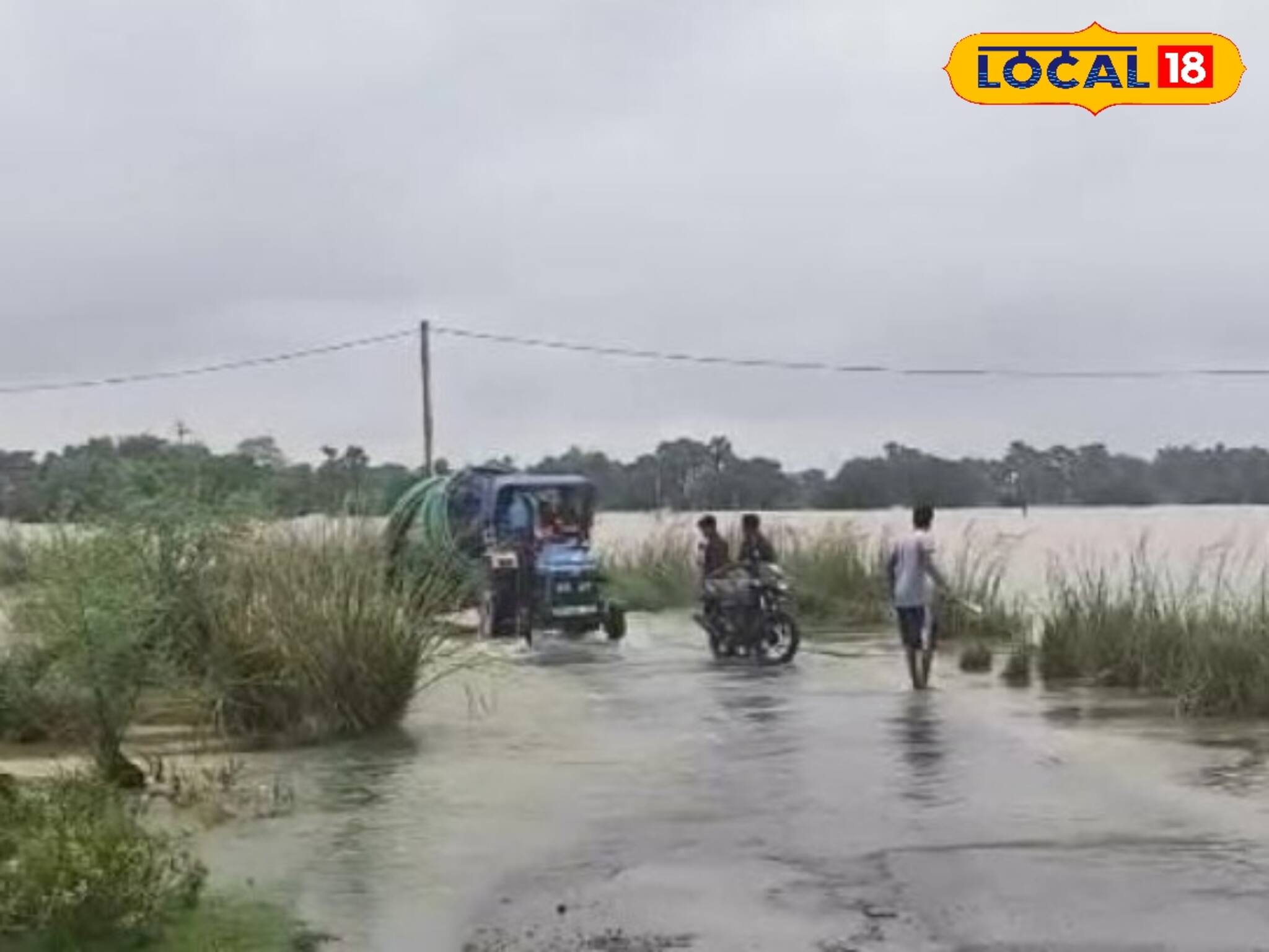 লাগাতার বৃষ্টিতে বিচ্ছিন্ন একের পর এক গ্রাম, লাল মাটির বুকে অবাক জলের স্রোত!