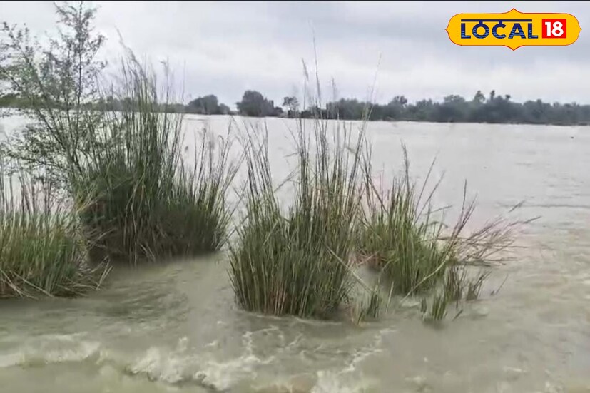 এর ফলে সমস্যায় পড়েছেন নারায়ণপুর, বারাসাত, পতশপুর সহ ১৫ থেকে ১৬ টি গ্রামের সাধারণ মানুষ। এছাড়াও স্কুল ও কলেজ পড়ুয়ারাও যাতায়াতের ক্ষেত্রে ব্যাপক সমস্যায় পড়ছে। পাশাপাশি এলাকার হাজার হাজার বিঘা চাষের জমি এখন জলের তলায়, ফলেমাথায় হাত পড়েছে কৃষকদের।[ছবি ও তথ্য: অনিকেত বাউরী]