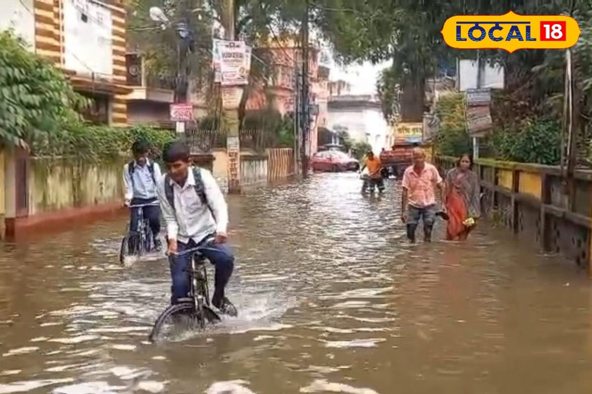 অবিরাম বর্ষণে ভাসছে বর্ধমান, জলের তলায় একের পর এক ওয়ার্ড