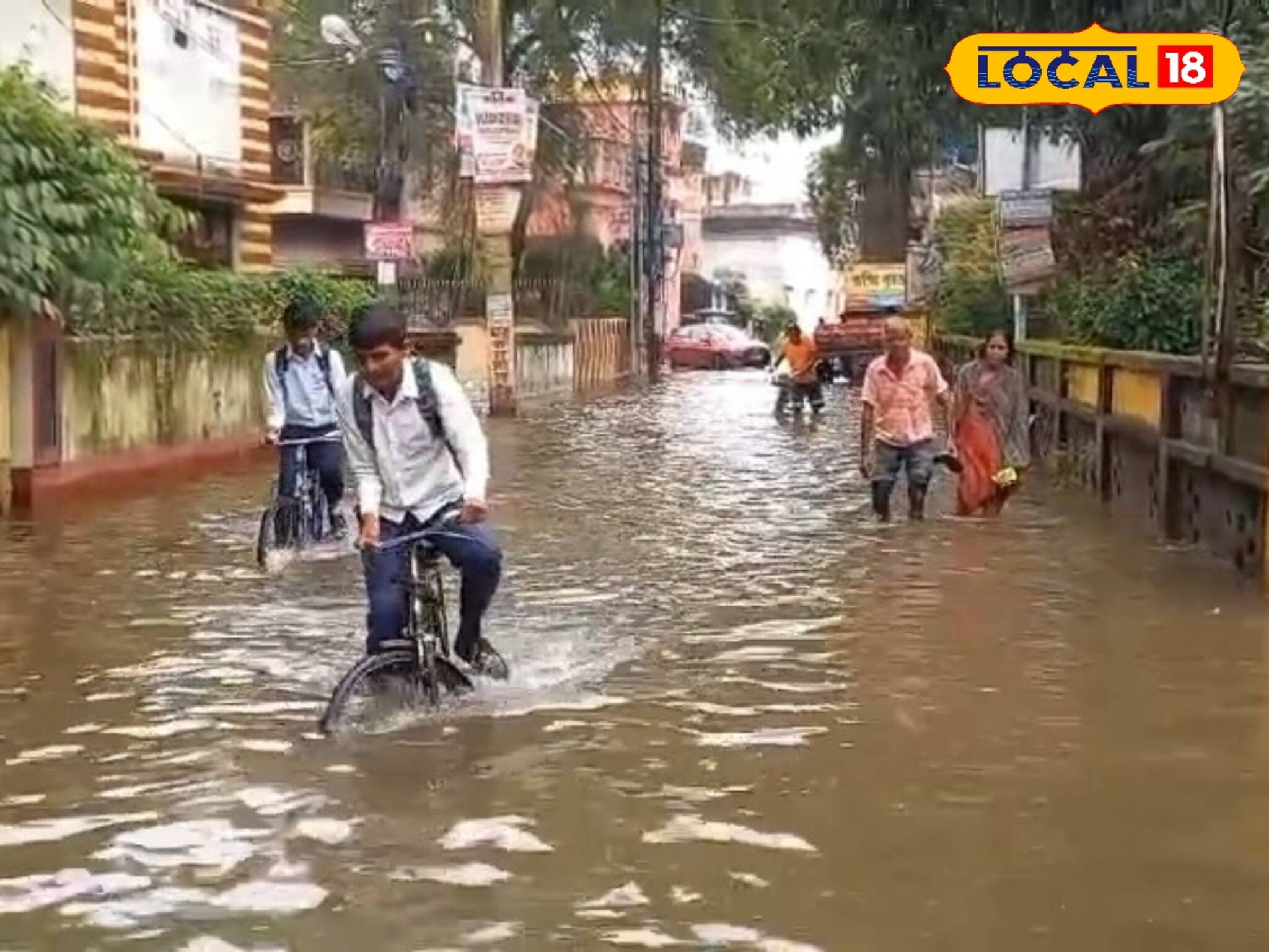 অবিরাম বর্ষণে ভাসছে বর্ধমান, জলের তলায় একের পর এক ওয়ার্ড