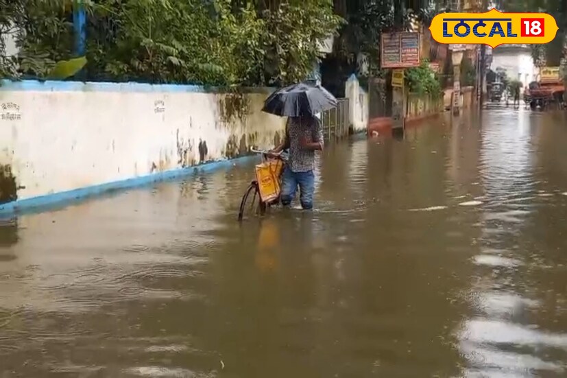 জল থৈ থৈ অবস্থা শহরের বহু রাস্তায়। হাঁটু সমান জল জমে আছে। ফলে চলাচলের ক্ষেত্রে প্রবল সমস্যায় পড়ছেন নিত্যযাত্রীরা। শহরজুড়ে নিকাশি ব্যবস্থা ভেঙে পড়েছে, অভিযোগ দুর্গতদের।